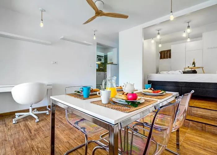 Lovely View To The Sea *